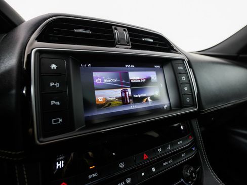 Used 2017 Jaguar F-PACE S image 32