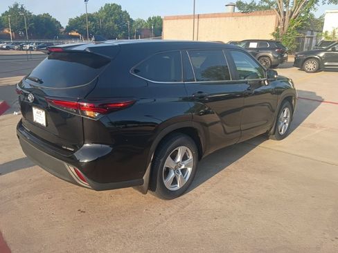 Used 2024 Toyota Highlander LE image 9