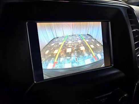 Used 2018 Jeep Grand Cherokee Laredo image 26