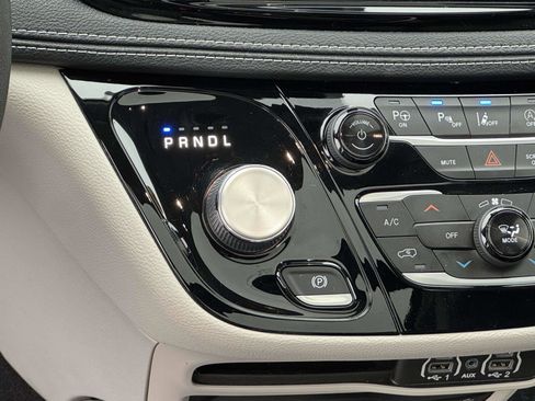 Used 2022 Chrysler Pacifica Touring-L w/ Uconnect Theater Family Group AWD/4WD image 5