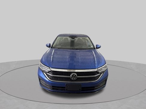 Used 2024 Volkswagen Jetta SE FWD image 3
