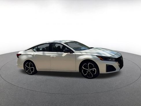 Used 2025 Nissan Altima 2.5 SR image 2