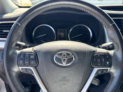Used 2017 Toyota Highlander XLE AWD/4WD image 19