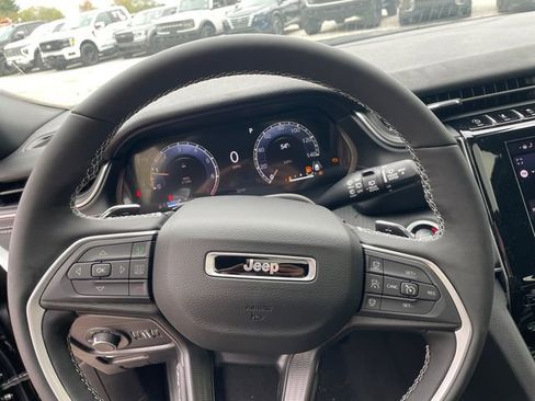 Used 2025 Jeep Grand Cherokee Altitude AWD/4WD image 28
