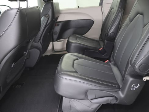 Used 2024 Chrysler Pacifica Touring-L FWD image 35