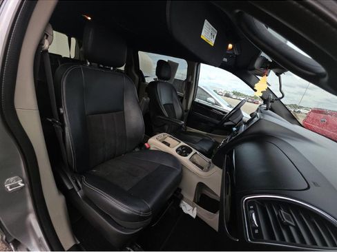 Used 2019 Dodge Grand Caravan SXT w/ Rear Park Assist Package image 12