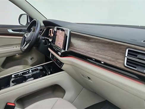 Used 2024 Volkswagen Atlas SEL Premium R-Line image 21