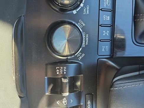 Used 2020 Lexus LX 570 4WD w/ 3rd Row & Luxury Pkg image 33