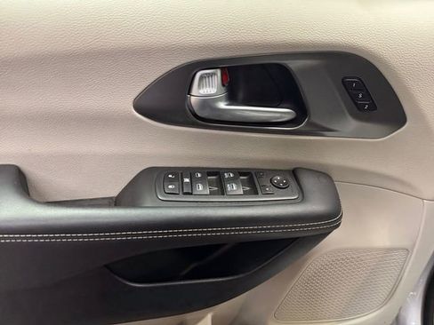 Used 2024 Chrysler Pacifica Touring-L FWD image 25