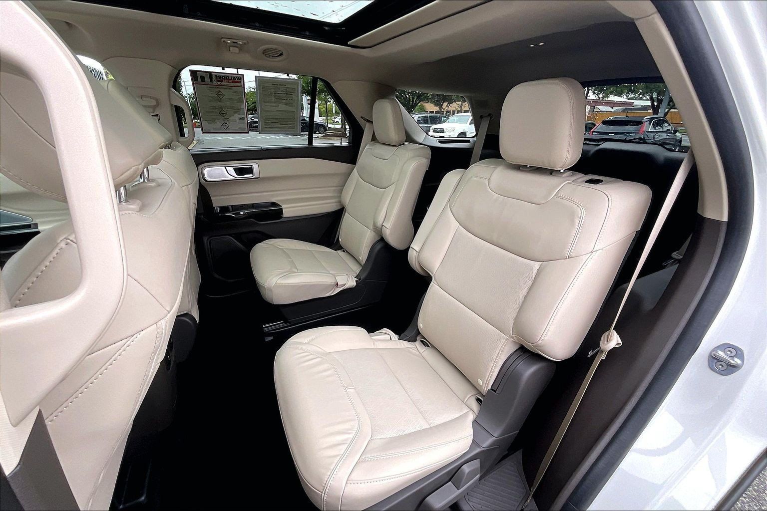 Used 2024 Ford Explorer Platinum w/ Technology Package AWD/4WD image 31