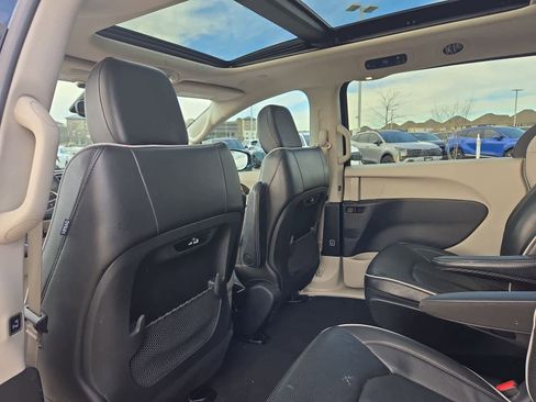 Used 2022 Chrysler Pacifica Limited image 17