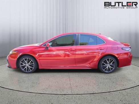 Used 2021 Toyota Camry SE image 4