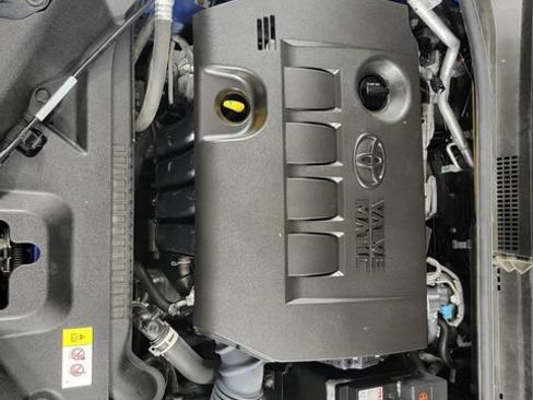 Used 2020 Toyota C-HR LE FWD image 34