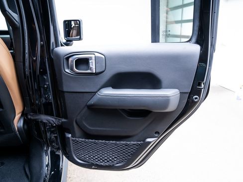 Used 2023 Jeep Gladiator Rubicon w/ Safety Group AWD/4WD image 18