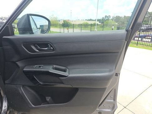 Used 2025 Nissan Pathfinder SV FWD image 19