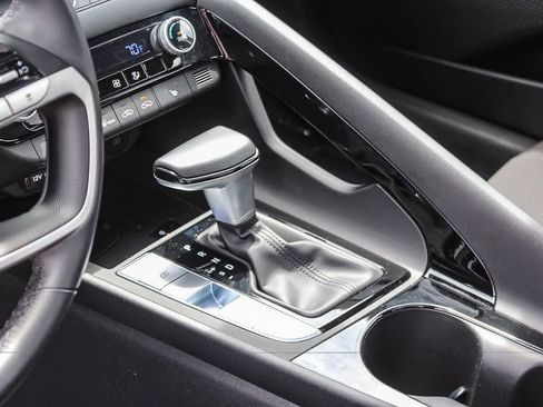 Certified 2025 Hyundai Elantra SEL FWD image 24