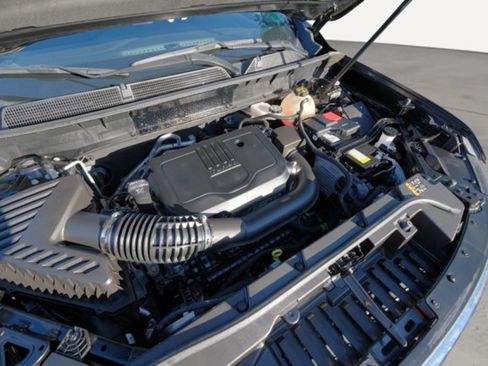 Used 2022 GMC Acadia SLE w/ Driver Convenience Package image 9