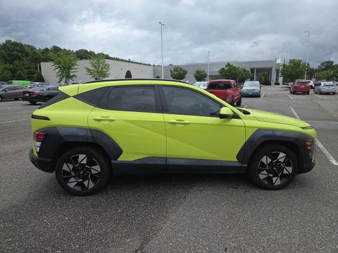 Used 2024 Hyundai Kona SEL w/ Convenience Package FWD image 2