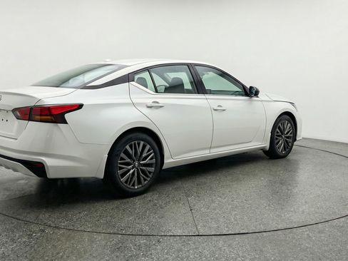 Used 2025 Nissan Altima 2.5 SV FWD image 9