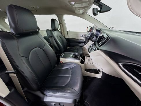 Used 2020 Chrysler Pacifica Touring-L Plus image 30