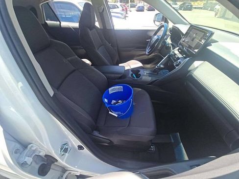 Used 2024 Toyota Venza LE AWD/4WD image 16