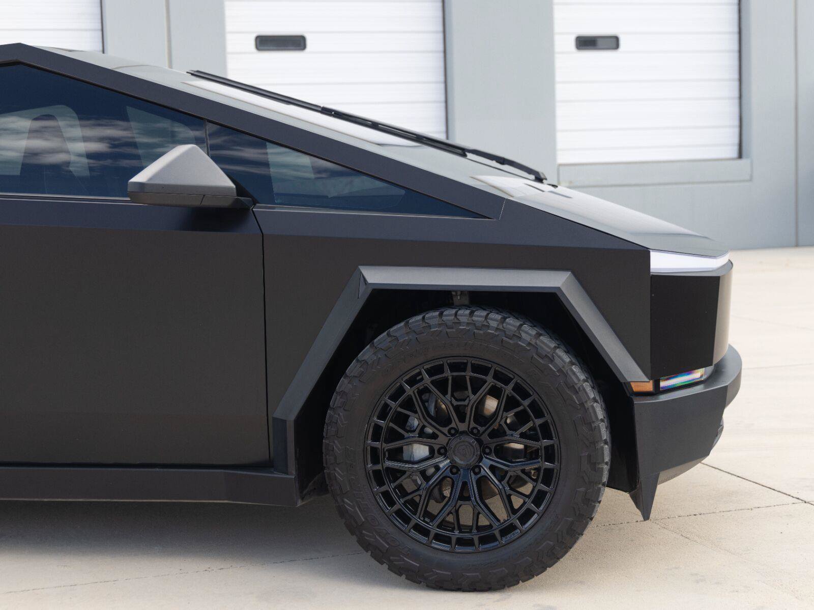 Used 2025 Tesla Cybertruck AWD Crew Cab image 10
