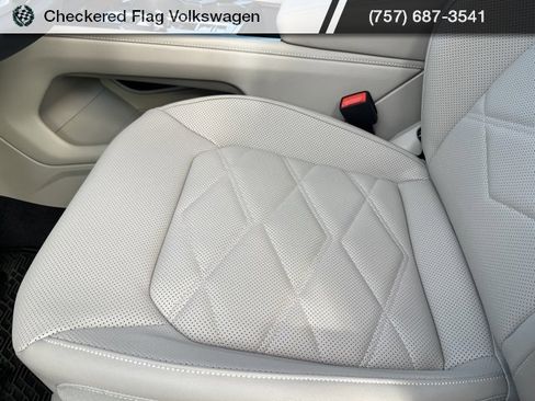 Used 2025 Volkswagen Atlas SE image 25