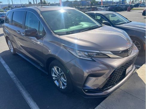 Certified 2021 Toyota Sienna XSE w/ XSE Plus Package AWD/4WD image 3