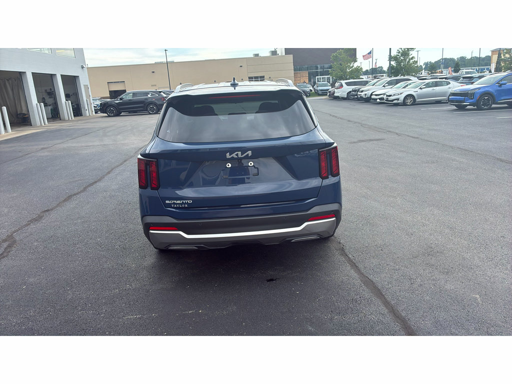 Used 2025 Kia Sorento S FWD image 6