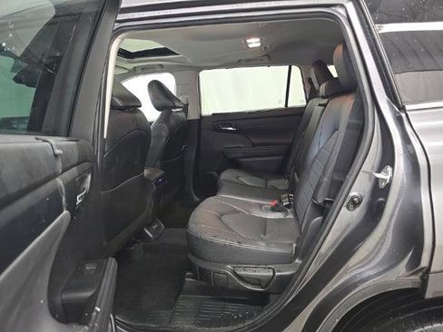 Used 2022 Toyota Highlander XLE AWD/4WD image 9