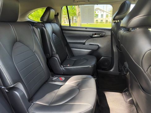 Used 2021 Toyota Highlander XLE AWD/4WD image 30