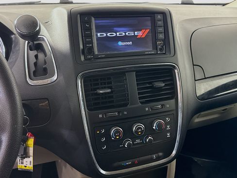 Used 2019 Dodge Grand Caravan SE FWD image 18