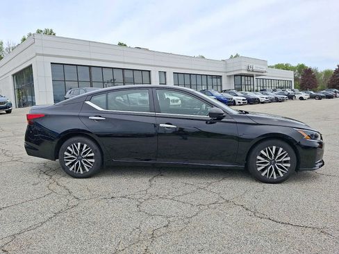 Used 2024 Nissan Altima 2.5 SV FWD image 7