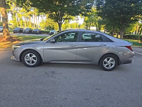 Used 2023 Hyundai Elantra SE FWD image 5