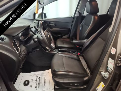 Used 2021 Chevrolet Trax LT w/ LT Convenience Package FWD image 3