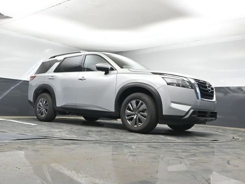 Used 2025 Nissan Pathfinder SV image 15