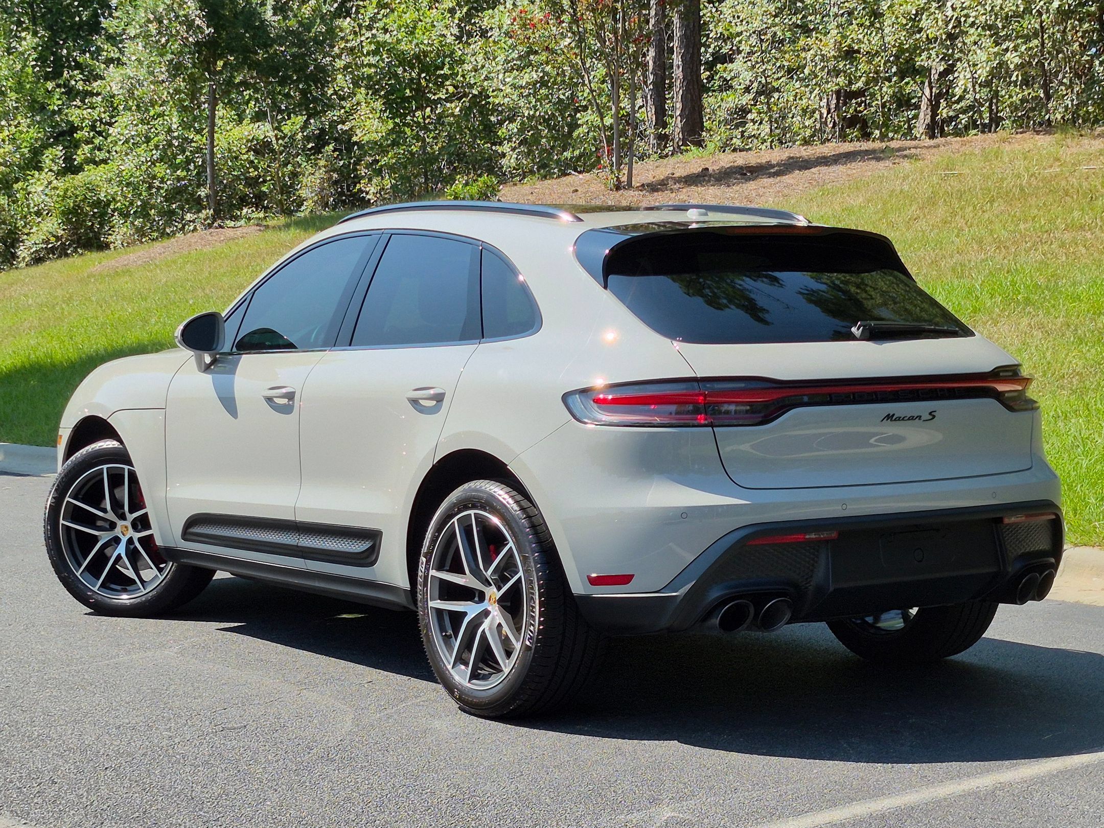 Certified 2024 Porsche Macan S AWD/4WD image 3
