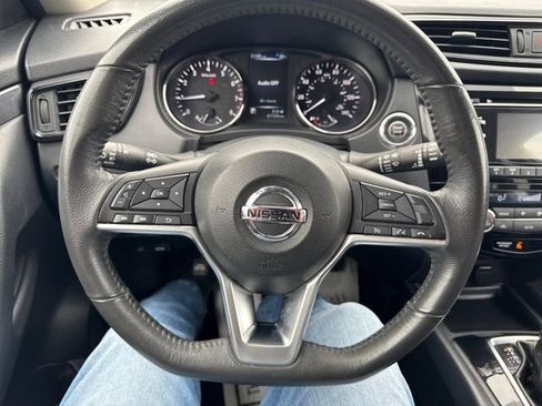 Used 2017 Nissan Rogue SV image 14