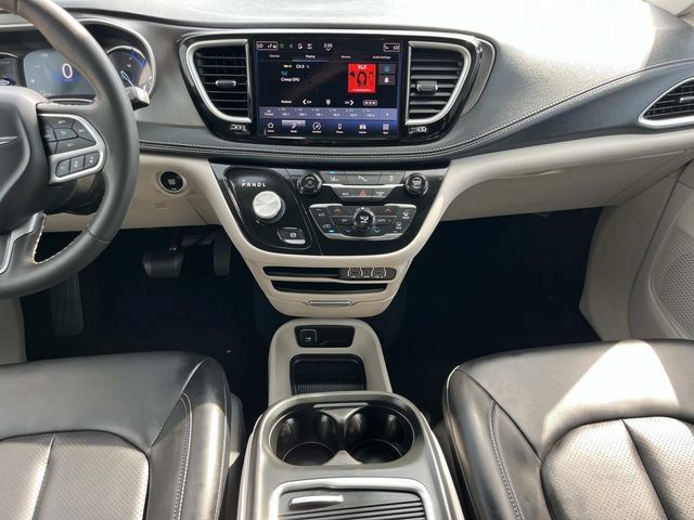 Used 2023 Chrysler Pacifica Touring-L FWD image 17