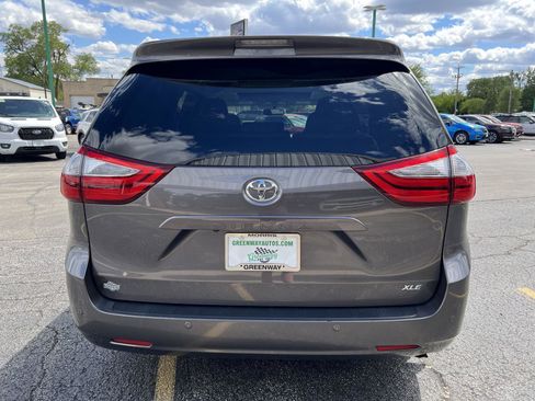 Used 2017 Toyota Sienna XLE w/ XLE Navigation Package FWD image 5