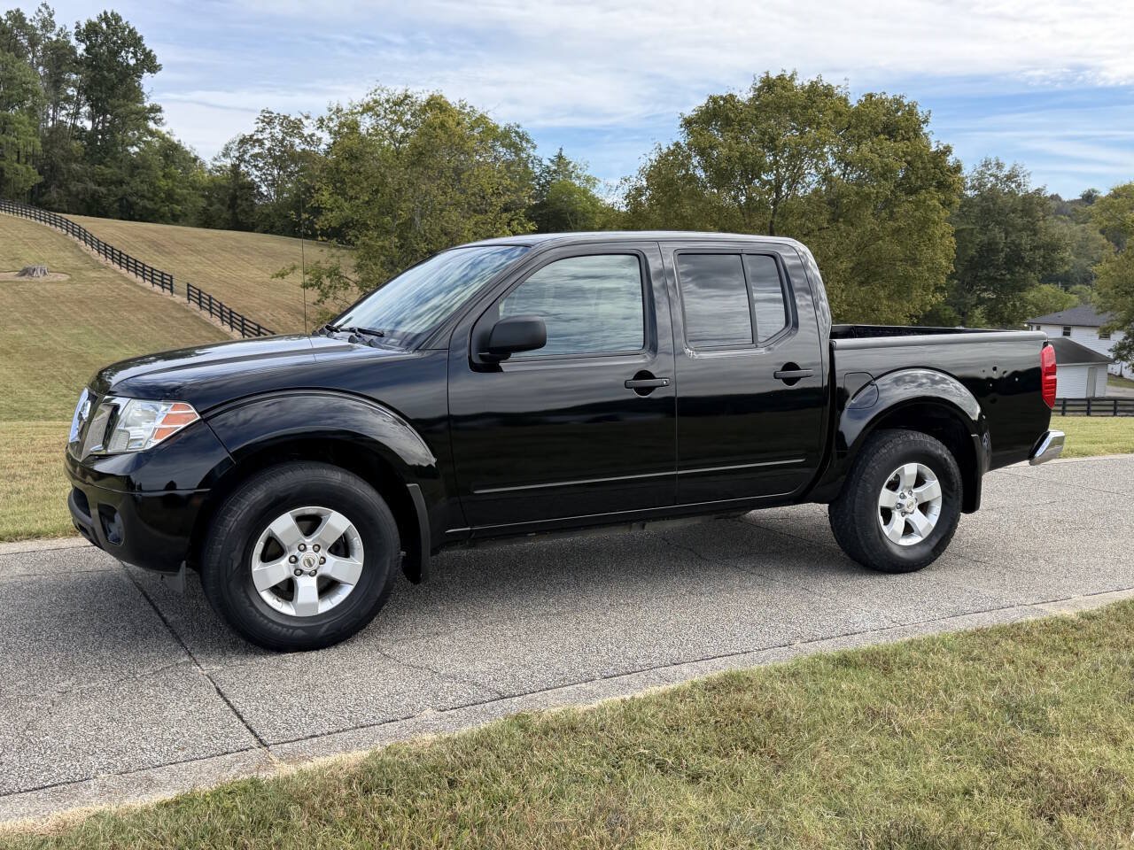 Used 2012 Nissan Frontier SV AWD/4WD image 2