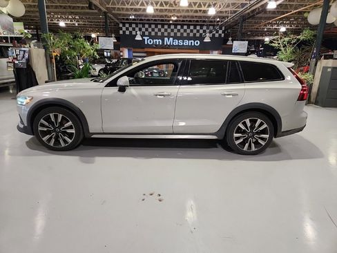 Used 2020 Volvo V60 T5 Cross Country w/ Protection Package Premier image 9
