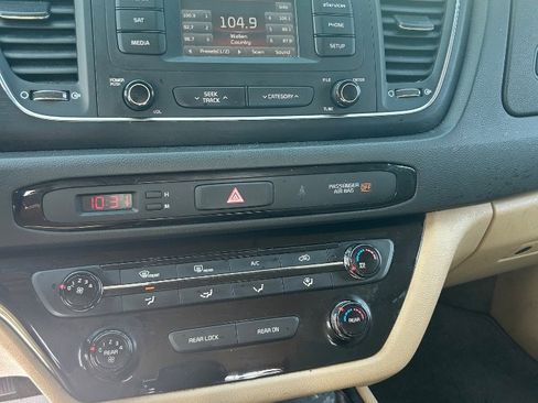 Used 2016 Kia Sedona LX w/ LX Convenience Package FWD image 11