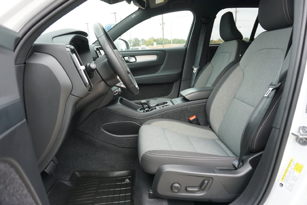 Used 2024 Volvo XC40 B5 Core AWD/4WD image 17