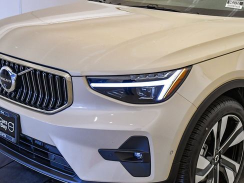 Certified 2025 Volvo XC40 B5 Plus w/ Climate Package image 9