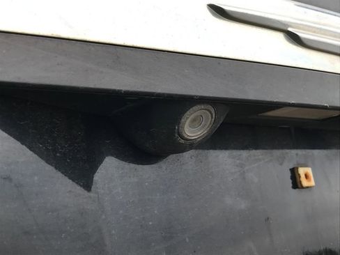 Used 2010 Chrysler Town & Country Touring image 5