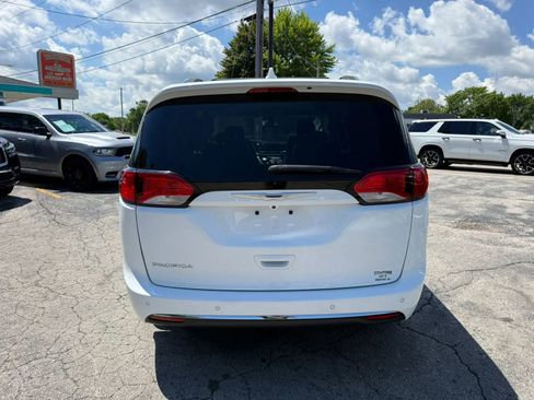 Used 2018 Chrysler Pacifica Touring-L FWD image 4