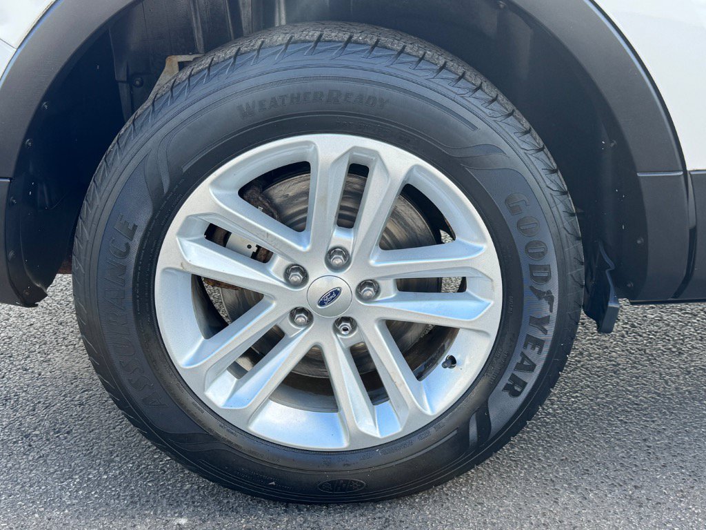 Used 2015 Ford Explorer XLT w/ Equipment Group 202B AWD/4WD image 11