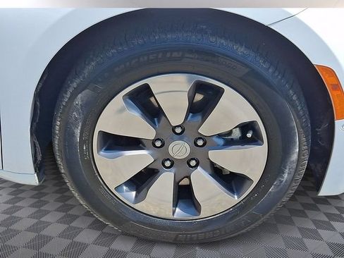 Used 2018 Chrysler Pacifica Limited w/ Advanced Safetytec Group FWD image 8