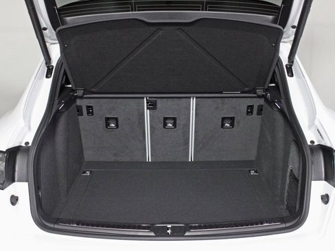 Certified 2025 Porsche Macan image 13